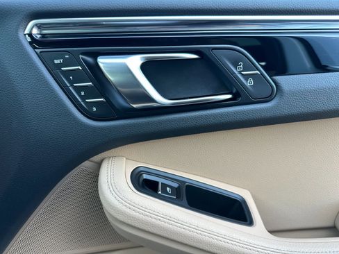 Certified 2025 Porsche Macan AWD/4WD image 19