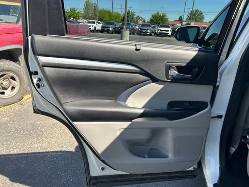Used 2018 Toyota Highlander XLE AWD/4WD image 8