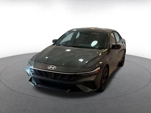 Used 2026 Hyundai Elantra Sport FWD image 4