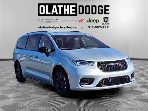 New 2026 Chrysler Pacifica Limited w/ S Appearance Package image 28