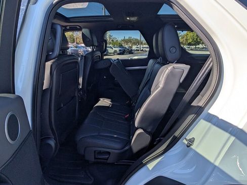 Used 2020 Land Rover Discovery Landmark AWD/4WD image 9