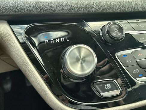 Used 2024 Chrysler Pacifica Touring-L FWD image 19