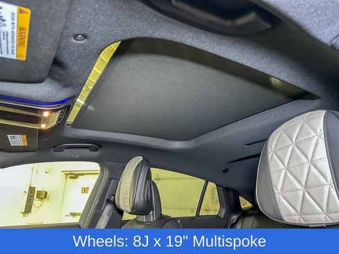 Used 2025 Mercedes-Benz GLC 300 4MATIC image 14