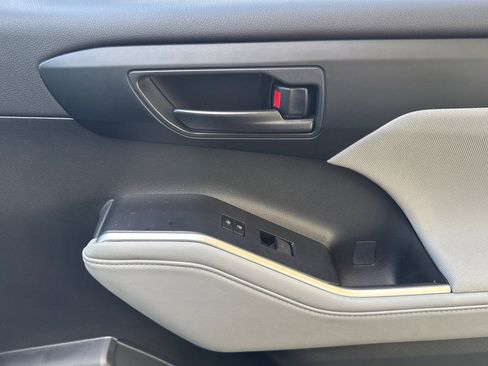 Certified 2024 Toyota Highlander LE image 21