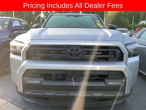 Used 2025 Toyota 4Runner SR5 AWD/4WD image 5