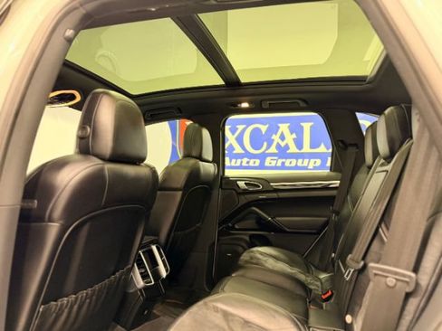 Used 2018 Porsche Cayenne Platinum Edition AWD/4WD image 22