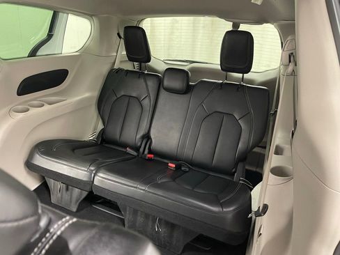 Used 2024 Chrysler Pacifica Touring-L image 16