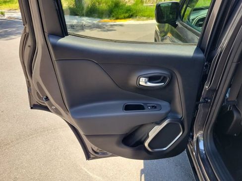 Used 2019 Jeep Renegade Limited w/ UConnect 8.4 Nav Group AWD/4WD image 16