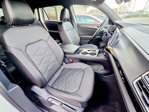 Used 2024 Volkswagen Atlas Cross Sport SE image 22