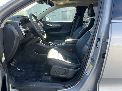 Used 2025 Volvo XC40 B5 Core image 16