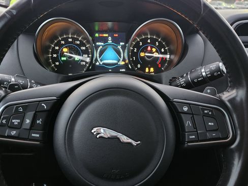 Used 2020 Jaguar F-PACE Premium image 24