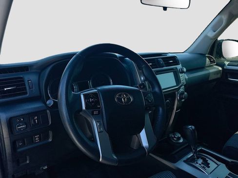 Used 2018 Toyota 4Runner SR5 AWD/4WD image 9