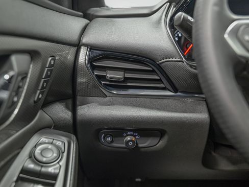 Used 2023 Chevrolet Traverse Premier image 17