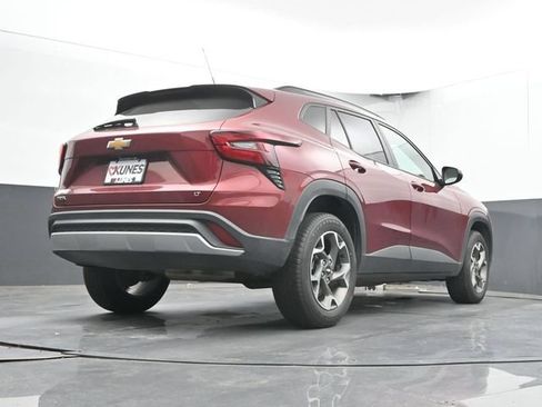 Used 2025 Chevrolet Trax LT FWD image 22