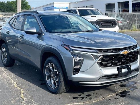 Used 2026 Chevrolet Trax LT FWD image 1