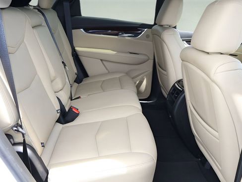 Used 2018 Cadillac XT5 Premium Luxury FWD image 16