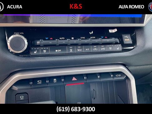 Used 2025 Toyota Tundra Limited AWD/4WD image 38