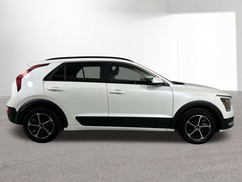 Used 2023 Kia Niro LX image 35