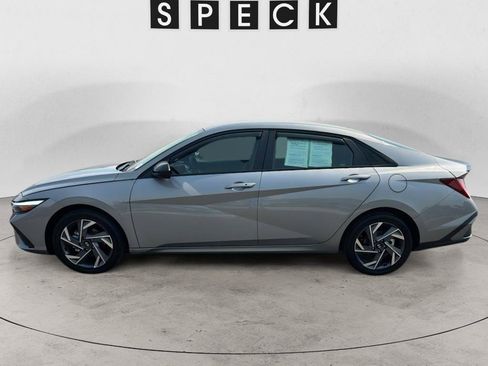 Used 2025 Hyundai Elantra SEL FWD image 2