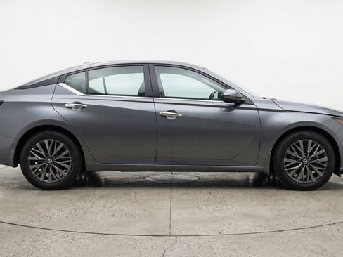 Used 2025 Nissan Altima 2.5 SV FWD image 11