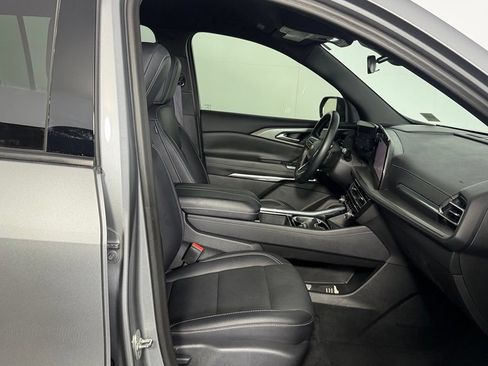 Used 2025 Chevrolet Traverse LT FWD image 32