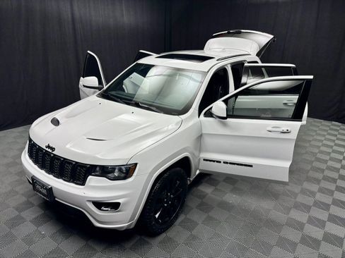 Used 2017 Jeep Grand Cherokee Altitude AWD/4WD image 18