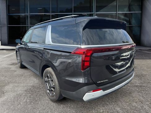 Used 2025 Kia Carnival EX image 7