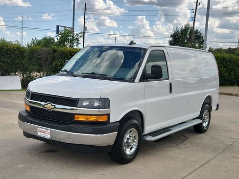 Used 2025 Chevrolet Express 2500 w/ Driver Convenience Package RWD image 9