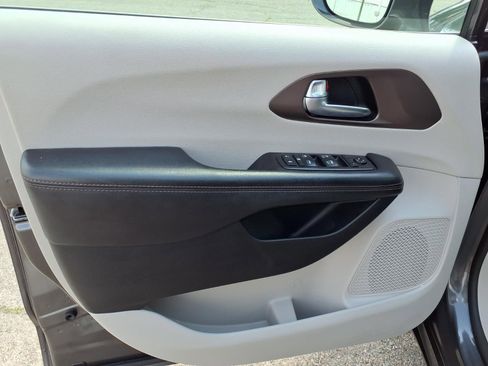 Used 2019 Chrysler Pacifica Touring-L FWD image 14