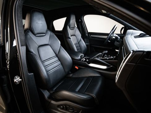 Certified 2023 Porsche Cayenne Turbo AWD/4WD image 29