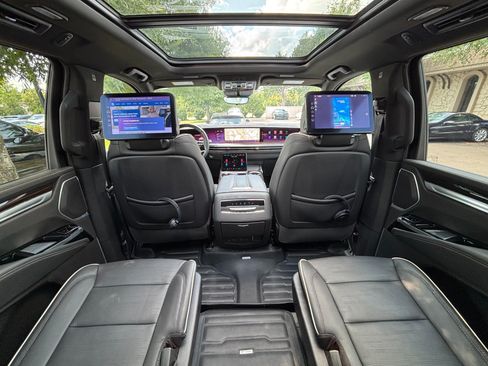 Used 2025 Cadillac Escalade ESV Premium Luxury w/ LPO, Radiant Package AWD/4WD image 39