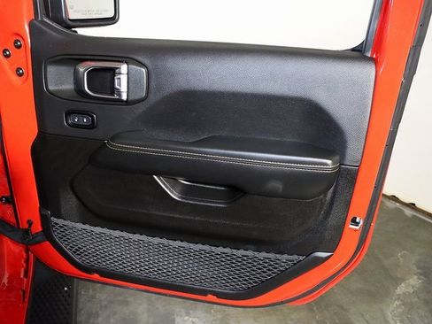 Used 2025 Jeep Wrangler Unlimited Sahara image 32