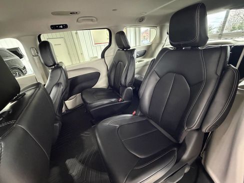 Used 2023 Chrysler Pacifica Touring-L FWD image 24