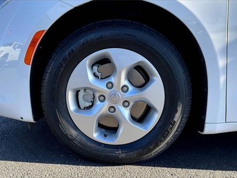 Used 2017 Chrysler Pacifica Touring Plus image 8