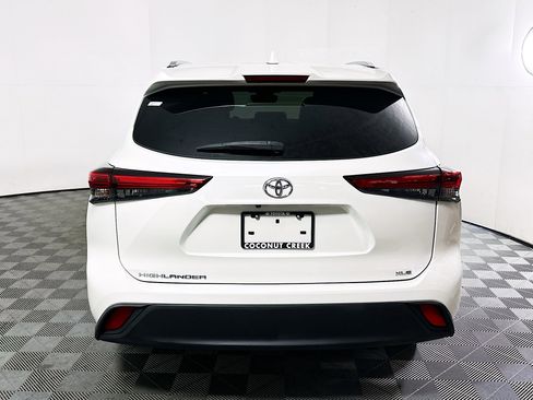 Used 2021 Toyota Highlander XLE image 4