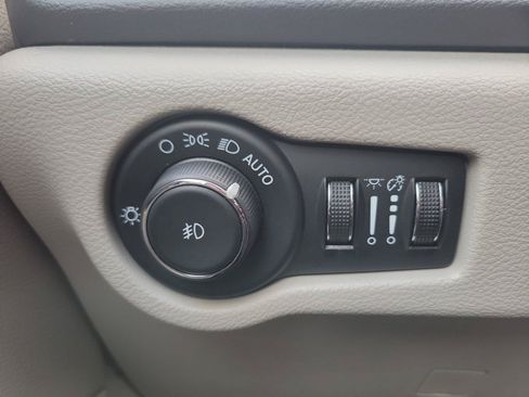 Used 2024 Chrysler Pacifica Touring-L FWD image 25