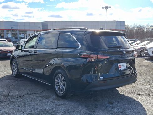 Certified 2022 Toyota Sienna LE image 5