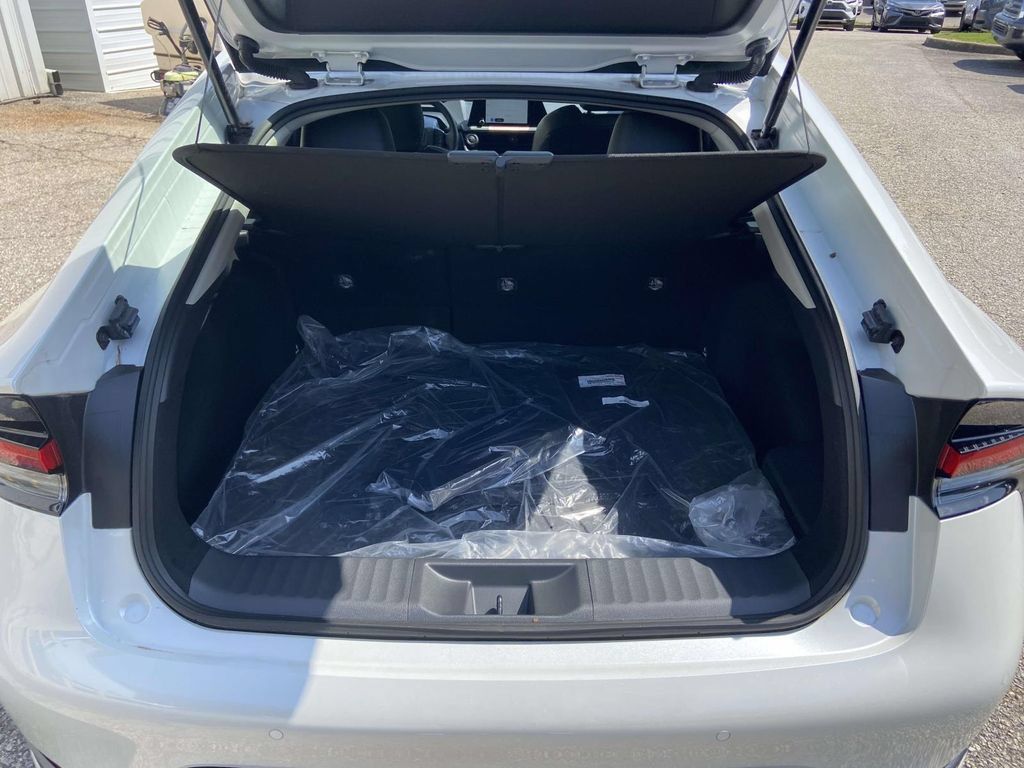 Used 2025 Toyota Prius XLE FWD image 5