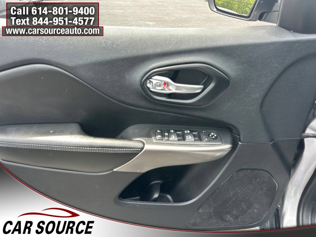 Used 2019 Jeep Cherokee Latitude Plus w/ Cold Weather Group AWD/4WD image 10