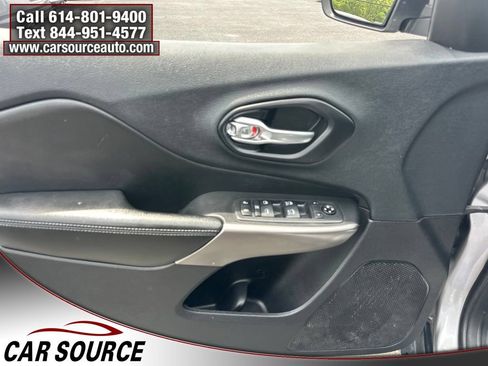 Used 2019 Jeep Cherokee Latitude Plus w/ Cold Weather Group AWD/4WD image 10