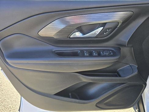 Used 2023 GMC Terrain SLE w/ Driver Convenience Package image 9