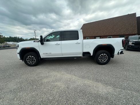 Used 2024 GMC Sierra 2500 AT4 w/ AT4 Preferred Package AWD/4WD image 2