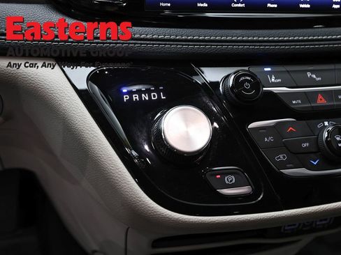 Used 2023 Chrysler Pacifica Touring-L FWD image 13