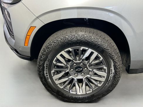 Used 2025 Chevrolet Suburban Z71 image 13