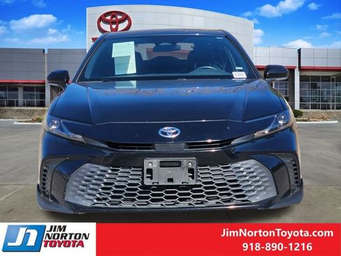 Used 2025 Toyota Camry SE image 2