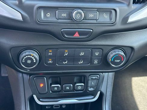 Used 2021 GMC Terrain SLE FWD image 26