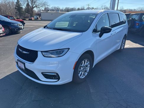 Used 2024 Chrysler Pacifica Touring-L image 3