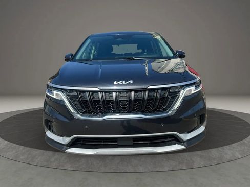 Used 2022 Kia Carnival EX image 2