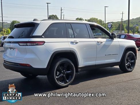 Used 2025 Jeep Grand Cherokee Altitude RWD image 3