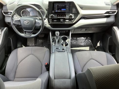 Used 2023 Toyota Highlander LE AWD/4WD image 9
